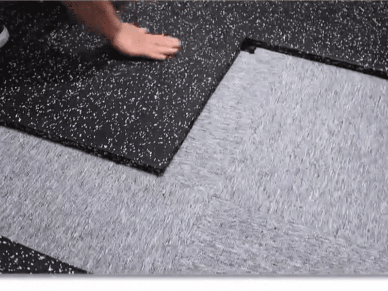 Vertical eye to sky packing method for short rubber rolls on a wooden pallet